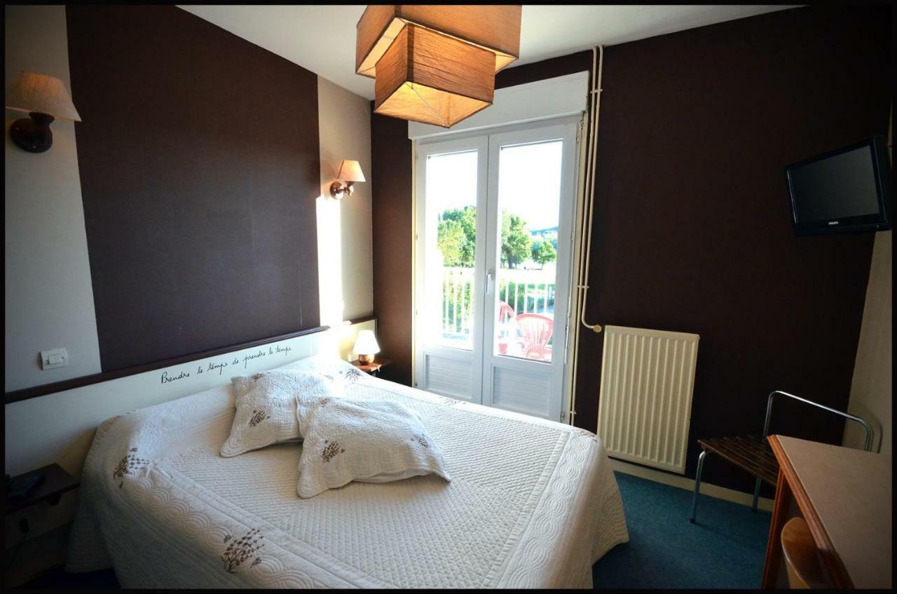 Au Bec Sale Hotel La Menitré Kültér fotó