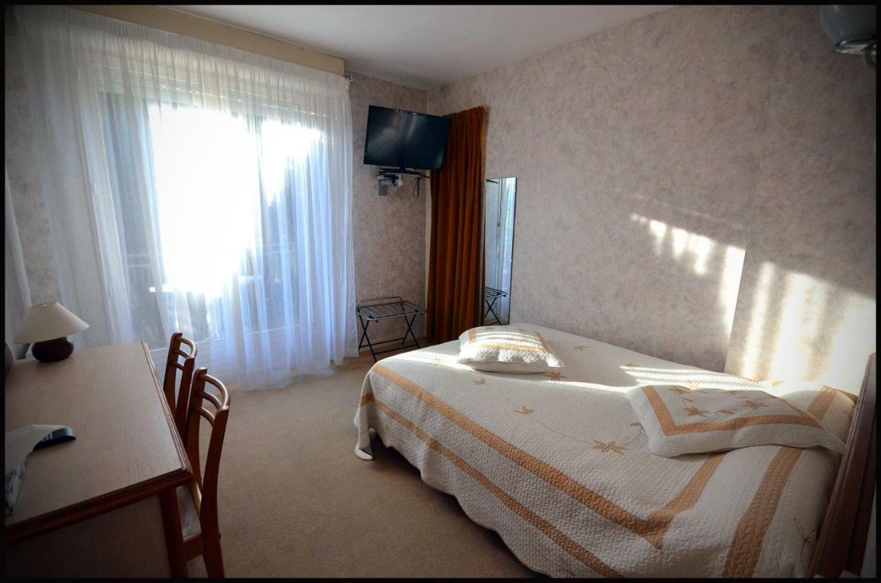 Au Bec Sale Hotel La Menitré Kültér fotó