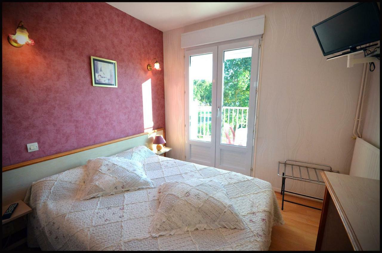 Au Bec Sale Hotel La Menitré Kültér fotó